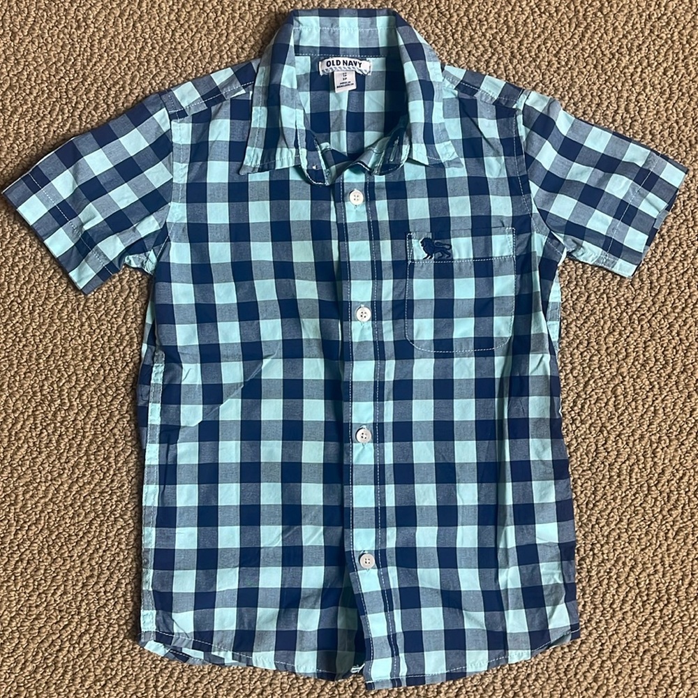 Old Navy boys button up shirt. Size XS. Great condition